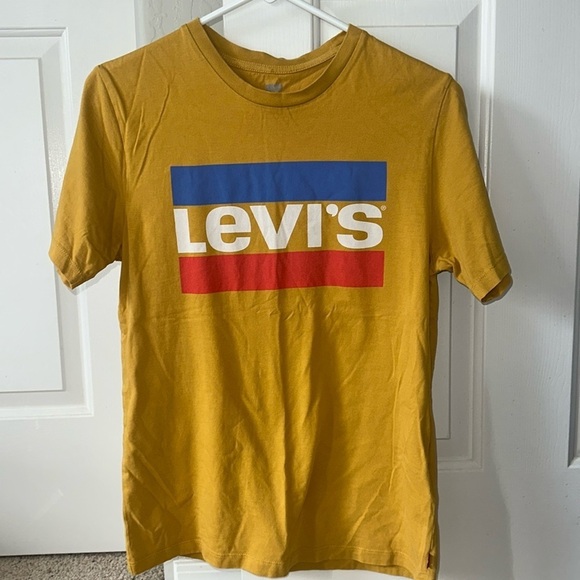 Levi's Tops - NWOT Levi yellow and red and blue logo vintage classic tee size small